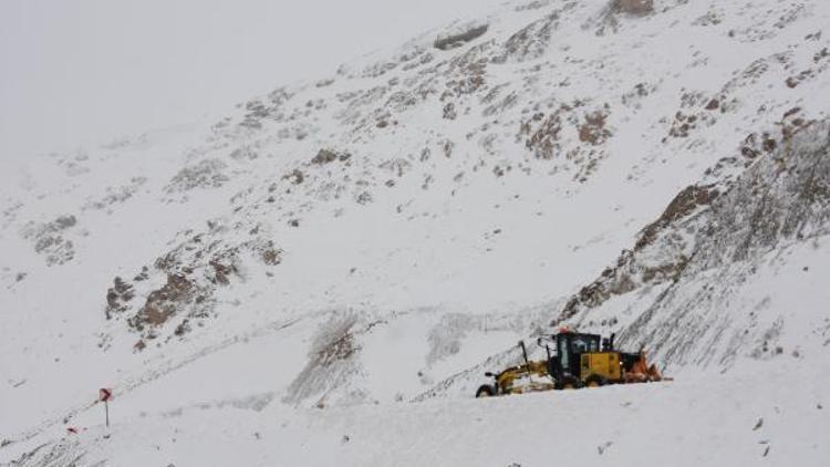 Van ve Hakkaride 194 yerleşim yeri yoğun kardan ulaşıma kapandı
