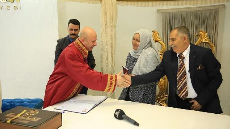 40 yıllık çift yeniden evlenerek ikinci baharı yaşadı