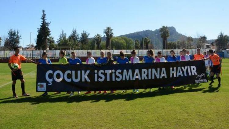 Kadınlar Ligi maçında kadına şiddet ve çocuk istismarı protesto edildi