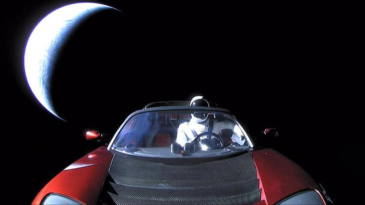 Elon Muskın uzaya yolladığı araba Dünyaya çakılabilir