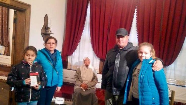 Atatürk Evi’ni ziyaret edenlere Nutuk hediye