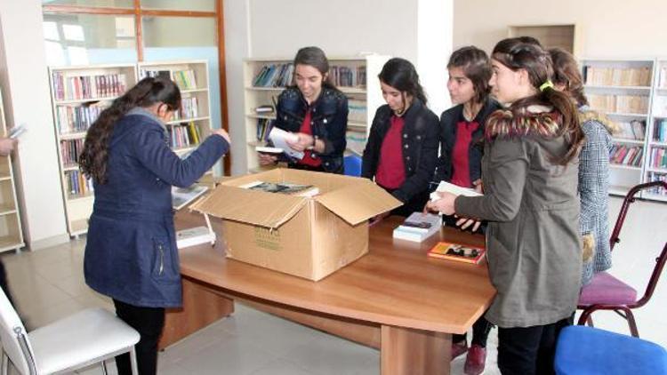 Silopi’de şehit yüzbaşının adının verildiği kütüphaneye kitap desteği