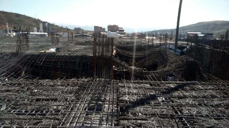 Elazığda AVM inşaatında çökme: 3 işçi yaralı