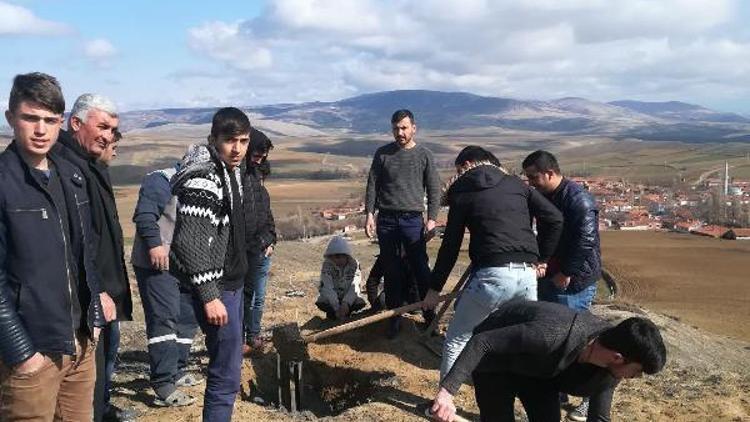 Köyün en yüksek tepesinde Mehmetçik için Türk bayrağını göndere çektiler