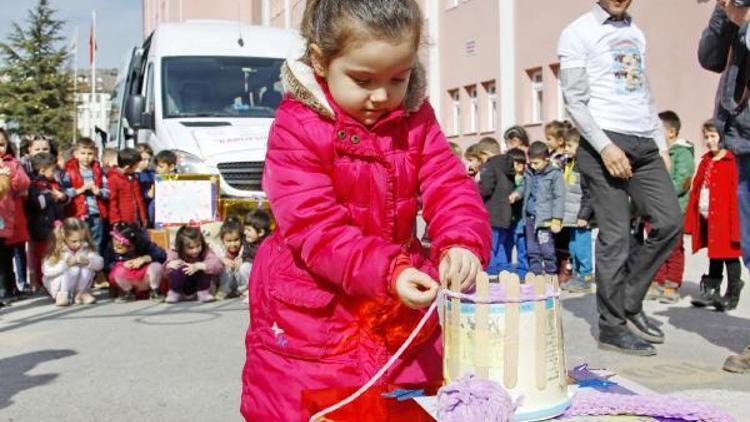 Çankırılı anasınıfı öğrencileri Suriyeli çocuklara atkı ördü