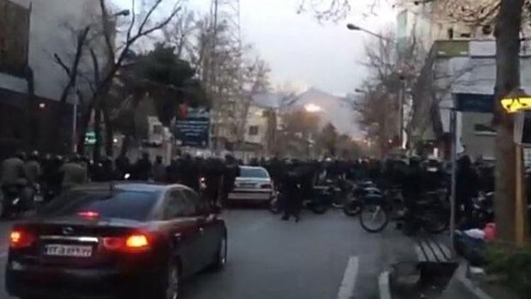 İranda polisle tarikat mensupları çatıştı