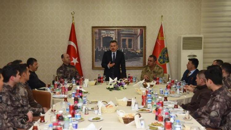 Vali Elban, Afrin’e gidecek güvenlik güçleriyle bir araya geldi
