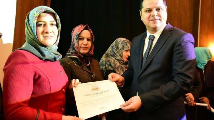 Okuma yazma kursunu tamamlayan kadınlara sertifikaları verildi