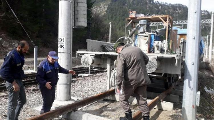 Tren yolu bakım aracı devrildi: 1 ölü, 2 yaralı