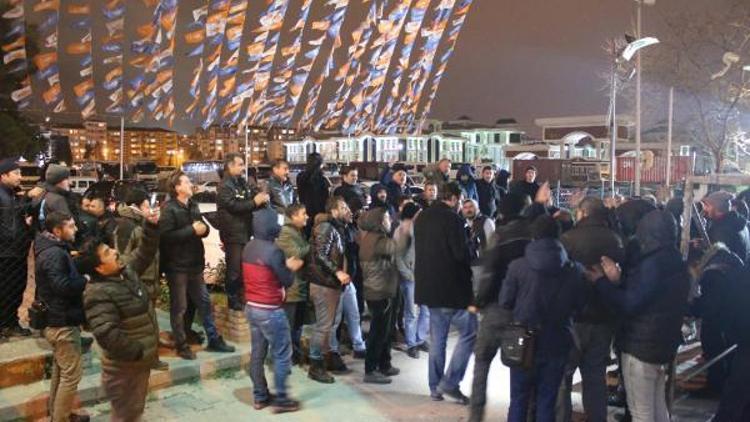 Kadroya alınmayan işçiler, AK Parti İl binası önünde eylem yaptı