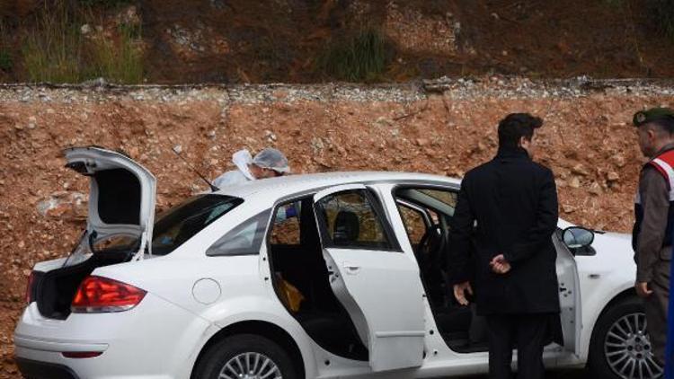 Cep telefonu bayi, otomobilde başından vurulmuş halde bulundu