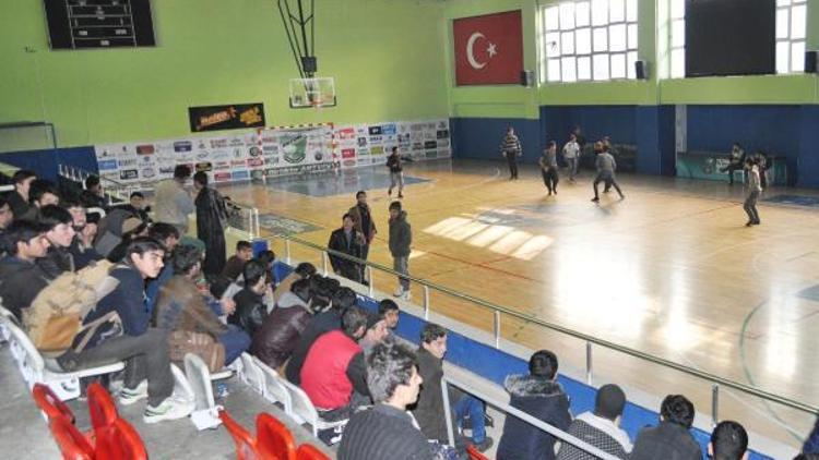 Kaçaklar, sınır dışı edilmeyi basket maçı yaparak bekledi