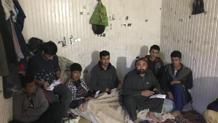 İzmitte hurdacılık yapan 35 Afgan kaçak yakalandı