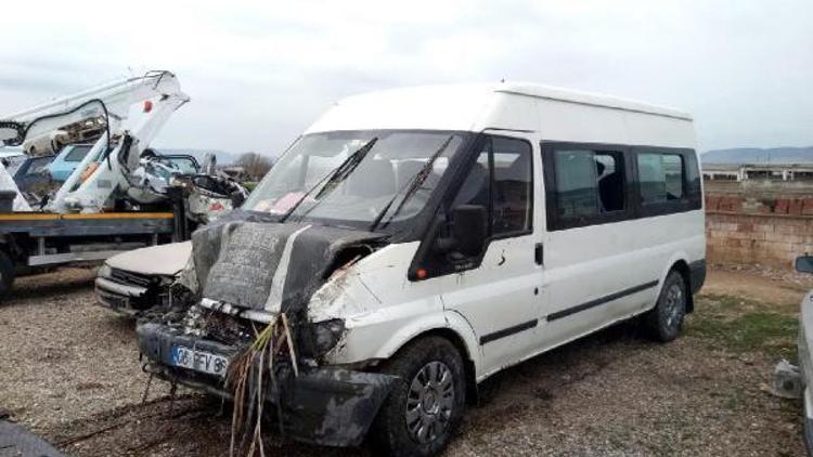 Servis minibüsü devrildi: 11i Suriyeli, 16 yaralı