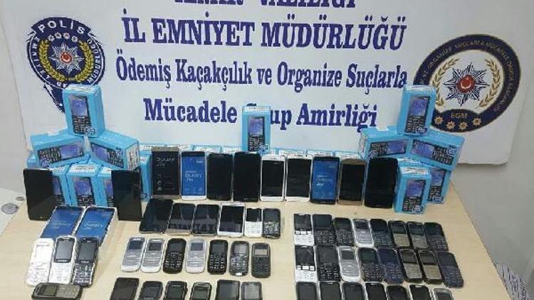 Ödemişte kaçak 89 cep telefonu ele geçirildi