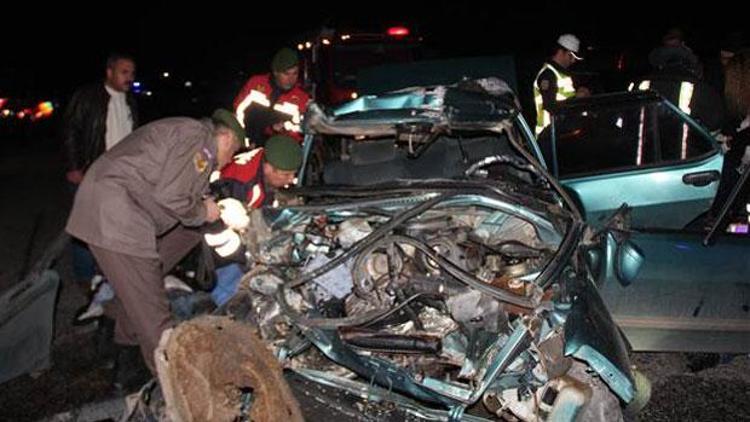 Otomobil TIR’a çarptı: 3 ölü, 2 yaralı