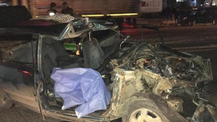 Otomobil TIRa çarptı: 3 ölü, 2 yaralı