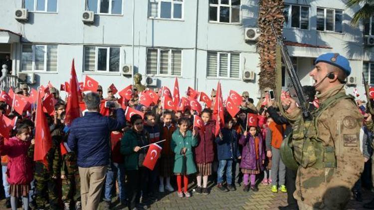 İlkokul öğrencileri, askerlerle birlikte komando yemini etti