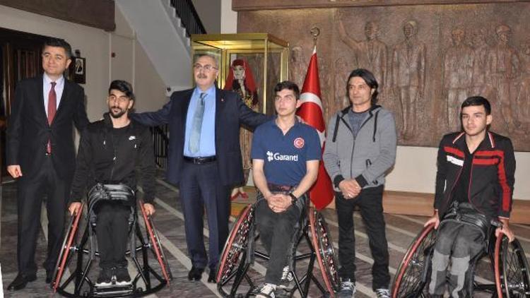 Validen engelli sporculara tekerlekli sandalye desteği