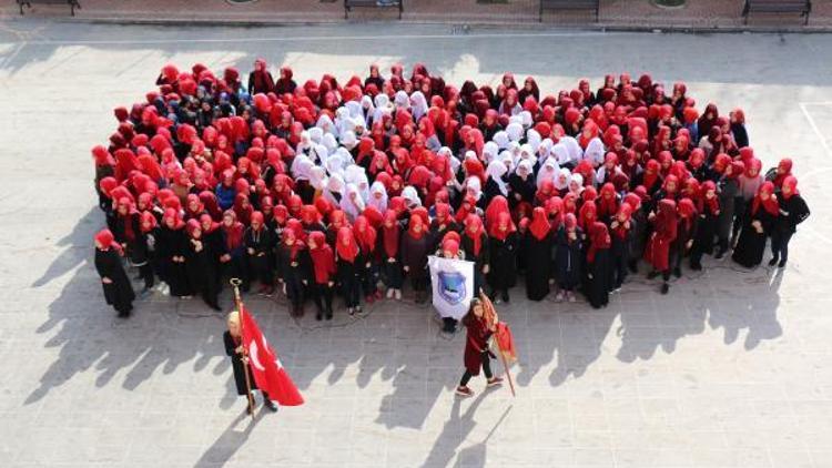 Liseliler, Mehmetçik için bayraklı Türkiye haritası oluşturdu