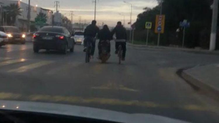 Trafikte inanılmaz görüntü Bisiklet sürmekten yorulunca...