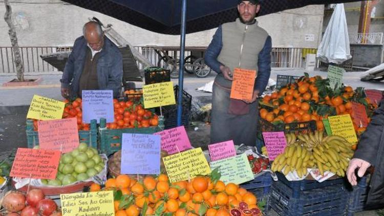 Pazarcı, etiketlere fiyat yerine şiir ve güzel sözler yazıyor