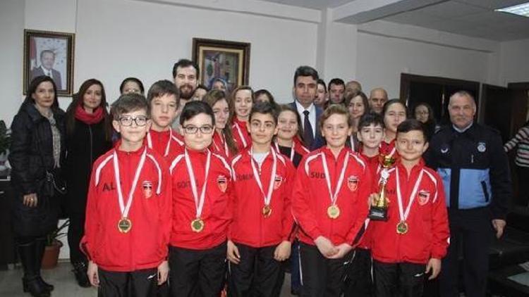 Kaymakam Murat Eren, halk oyunlarında il birincisi olan folklorcuları kutladı