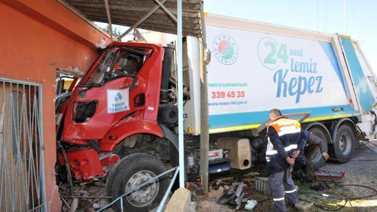 Kamyon kazasında yaralanan Hira, yoğun bakımda