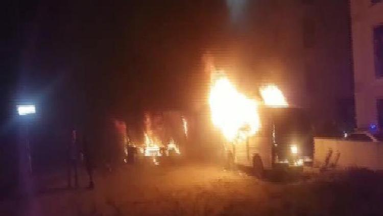 Pendikte minibüs ve konteyner alev alev yandı