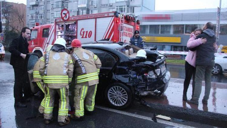 Kaza yapan yakının kurtarılmasını gözyaşlarıyla izledi