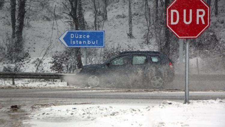 Bolu Dağında kar yağışı ulaşımı yavaşlattı