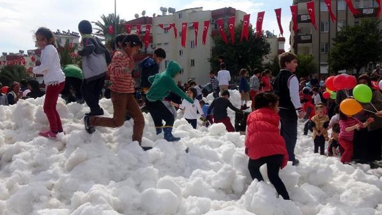 Güneşli günlerin yaşandığı Anamur’da kar savaşı