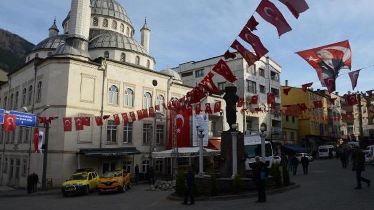 Bu ilçede, vasiyet üzerine mezar taşına silah figürü işleniyor