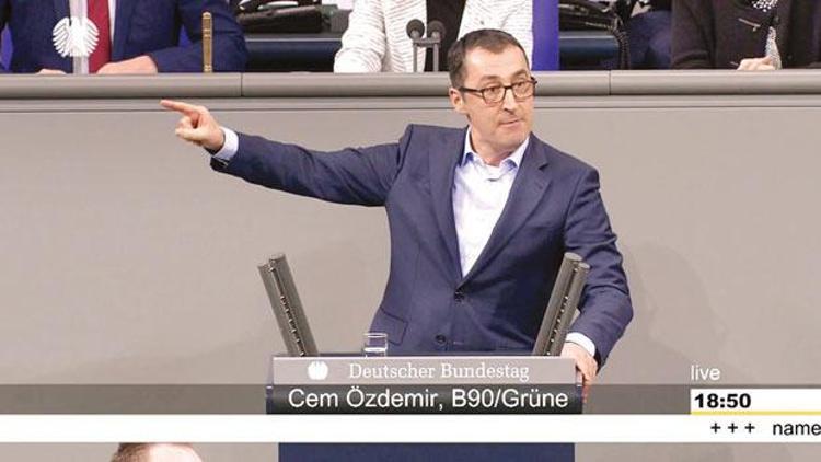 AfD’liler ‘ırkçı’ sözüne çok alınmış Cem Özdemir’i şikayet edecekler