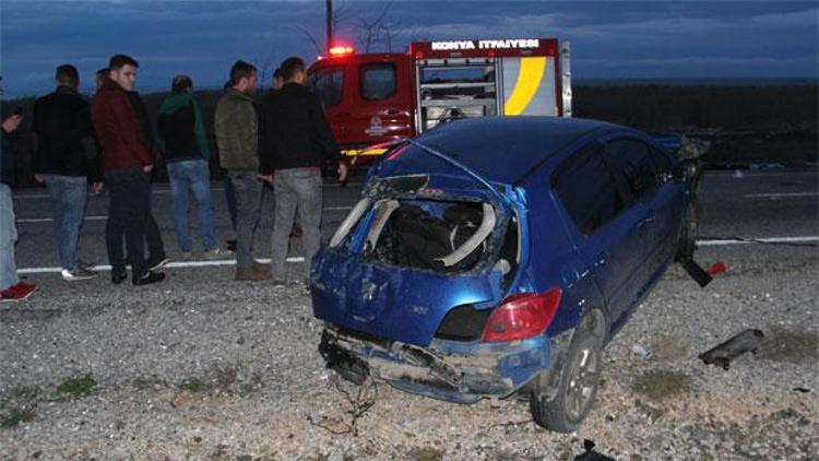 Otomobil elektrik direğine çarptı: 2 ölü, 1 yaralı