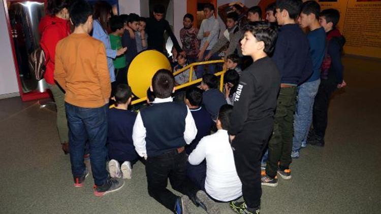 Türk Kızılayının Türkmen çocukları müzede