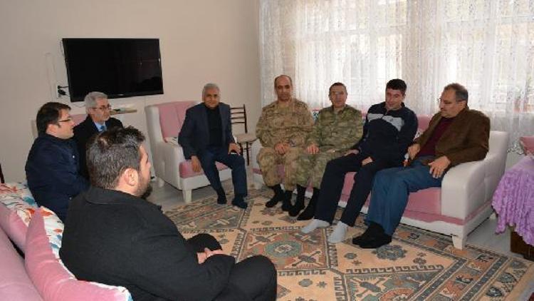 Vali Kabandan yaralı askerler ile şehit ailelerine ziyaret