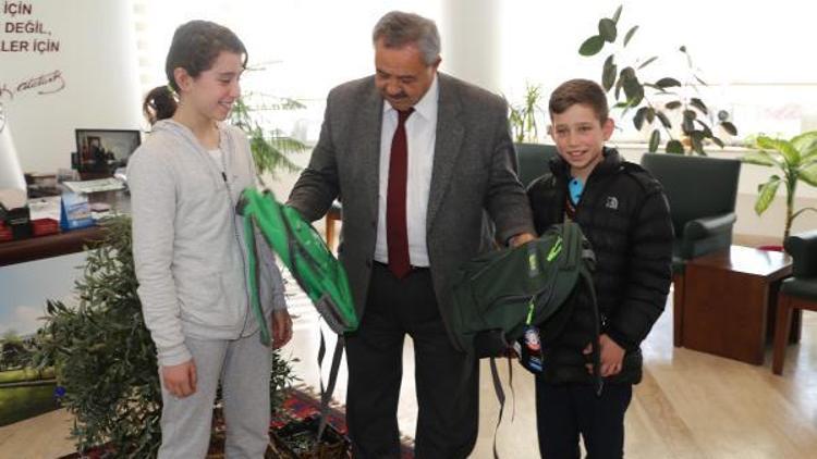 Başkan Uysal, örnek öğrencileri ödüllendirdi