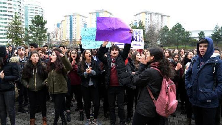 (Yeniden) -  Okul önünde taciz protestosu