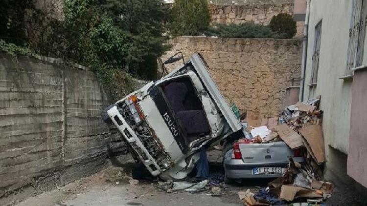 Freni boşalan kamyon istinat duvarından aşağıya düştü