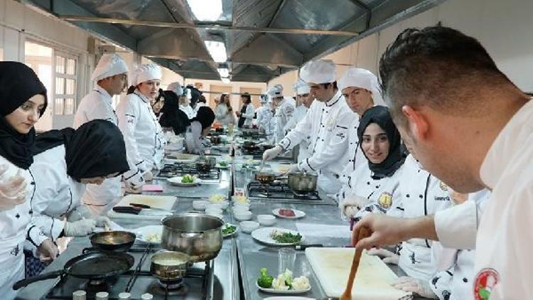 Şef aşçı Demir, öğrencilere tecrübelerini anlattı