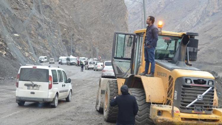 Polisler, dağdan düşen kayalardan saniyelerle kurtuldu