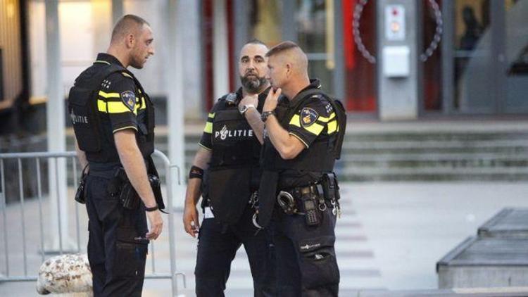 Hollandada başörtüsünü çıkarmak istemeyen 14 yaşındaki kıza saldırı