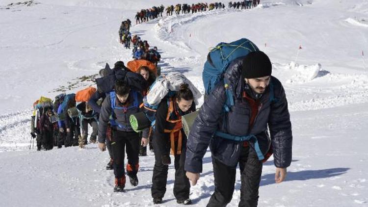 Üniversite öğrencilerinden, Ata’ya bağlılık Uludağ zirve tırmanışı