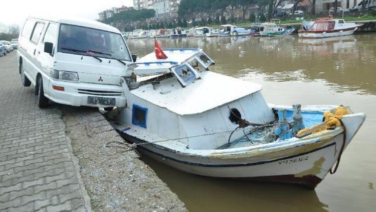 Çanakkalede şaşırtan kaza; minibüs, tekneye çarptı