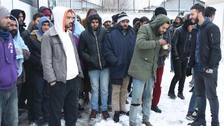 Yunanistanın geri gönderdiği kaçaklar, donmaktan kurtarıldı