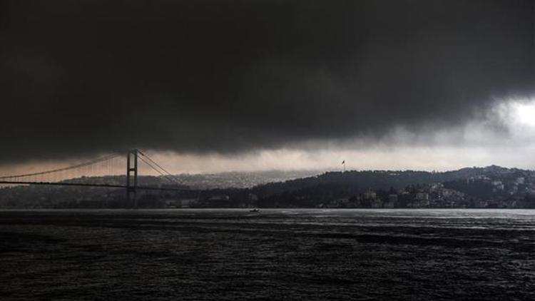 İstanbulda ürküten görüntü... Meteorolojiden uyarı geldi