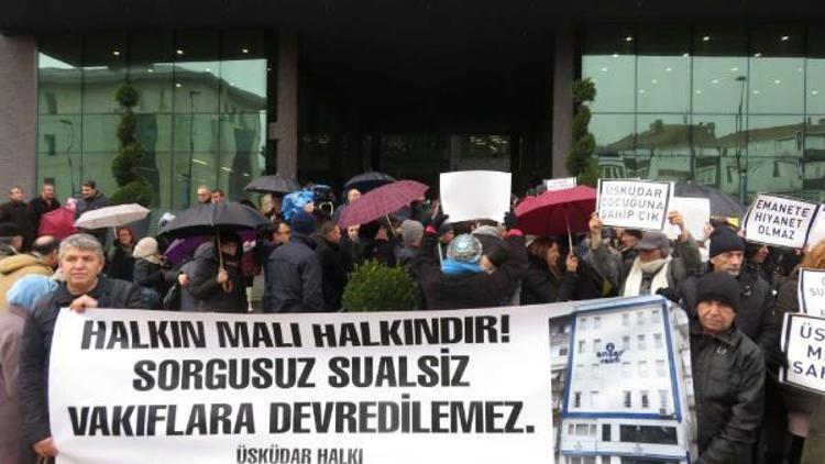 Üsküdar Belediyesi önünde Vakıflara tahsis protestosu