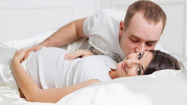 Hamilelikte cinsel ilişkiye girilir mi Gebelikte cinsel ilişki bebeğe zarar verir mi