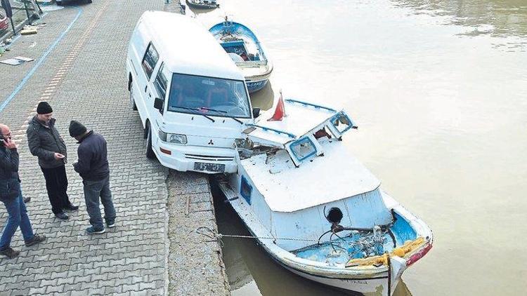 Minibüs denizdeki tekneye çarpmayı başardı